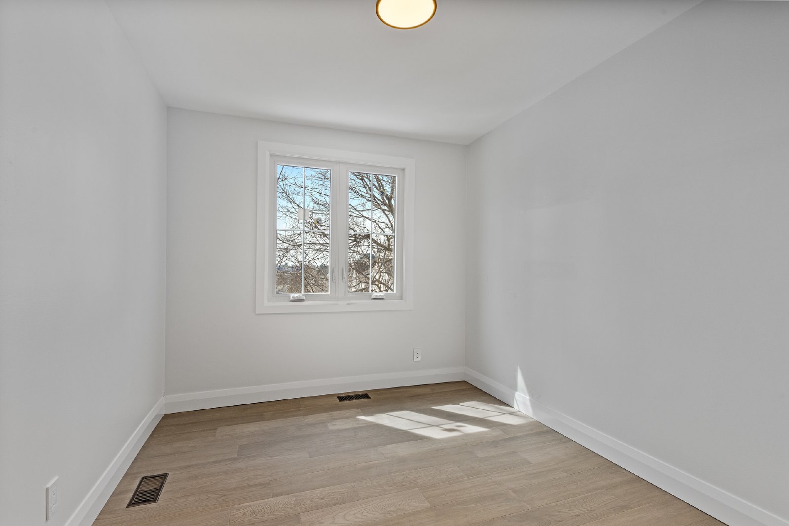 660 Hochelaga Street - 26 property image