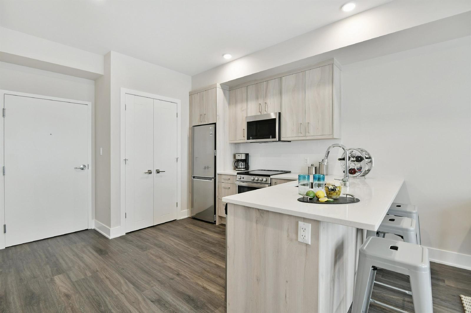 16 Champagne Avenue South - 202 property image