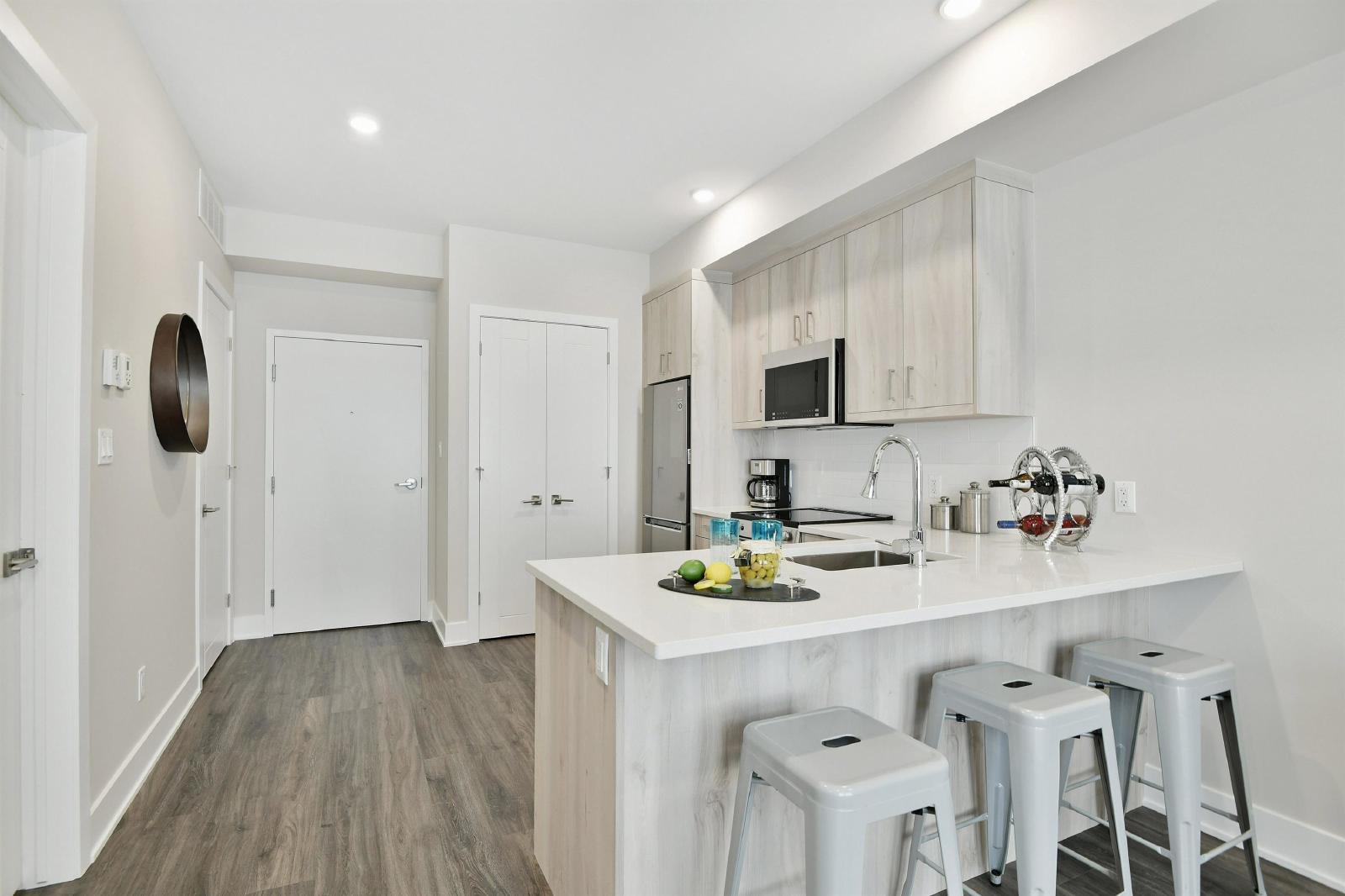 16 Champagne Avenue South - 202 property image