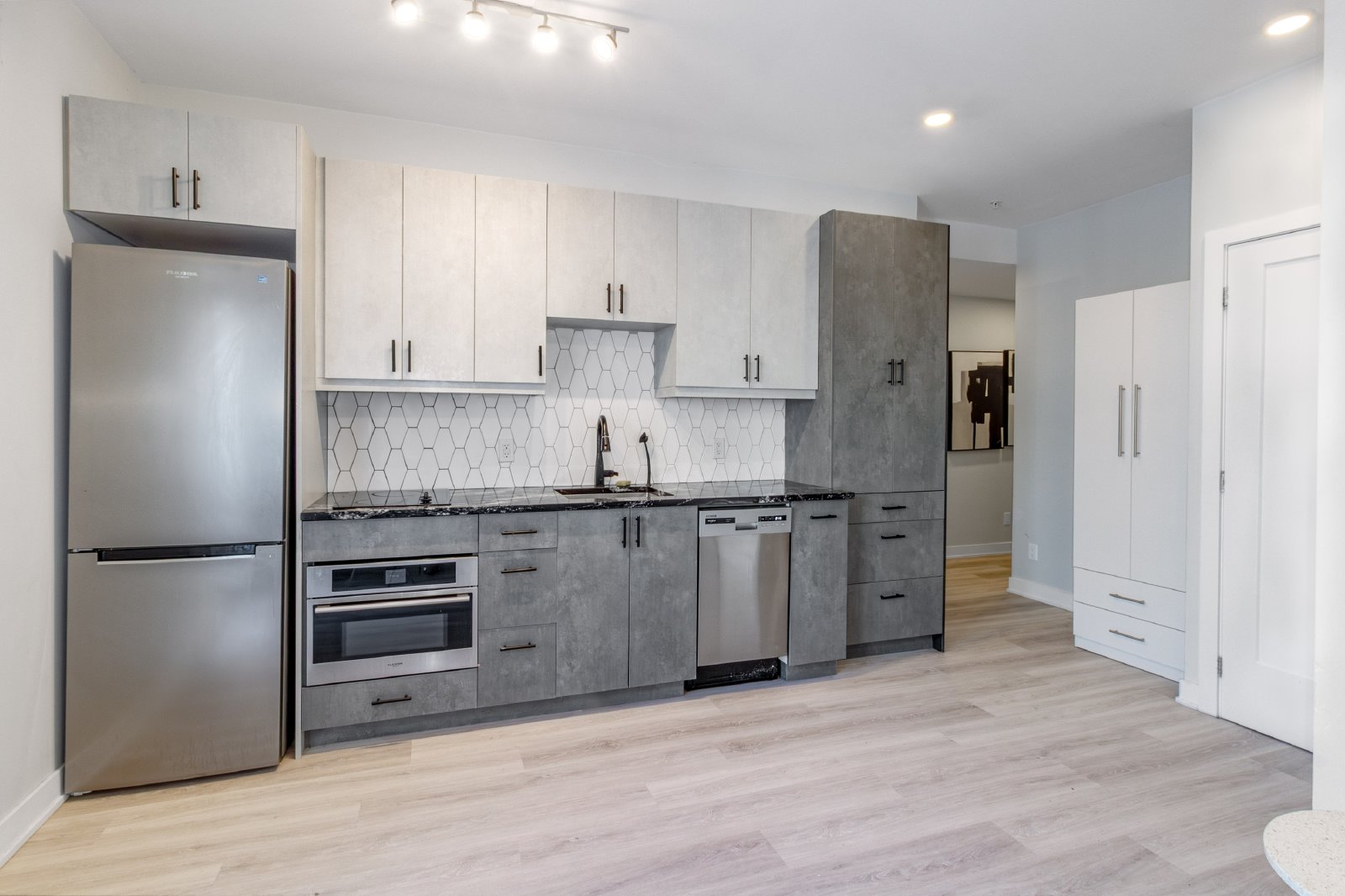 86 Hinton Avenue North - 203 property image