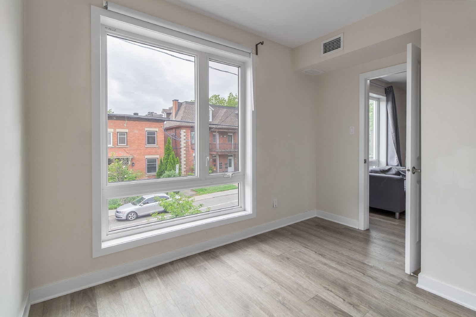 296 Rue Somerset Street East - 2 property image