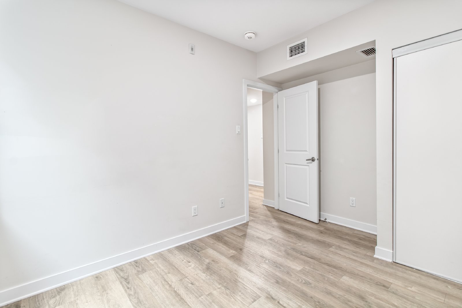296 Rue Somerset Street East - 2 property image