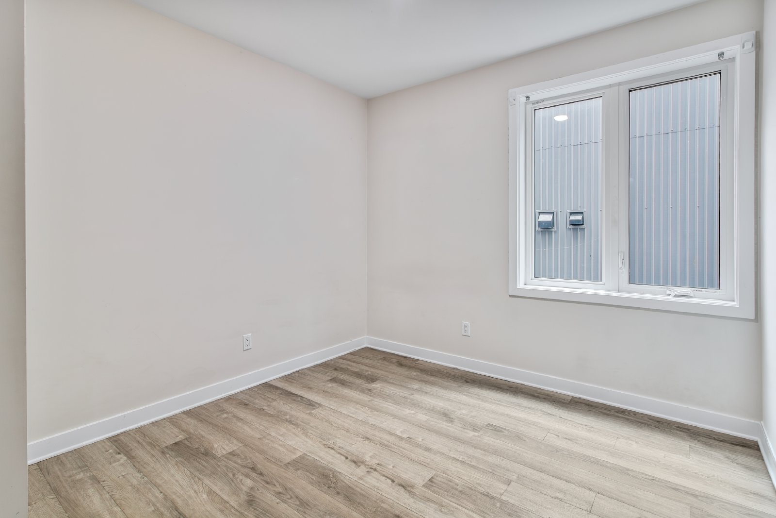296 Rue Somerset Street East - 2 property image