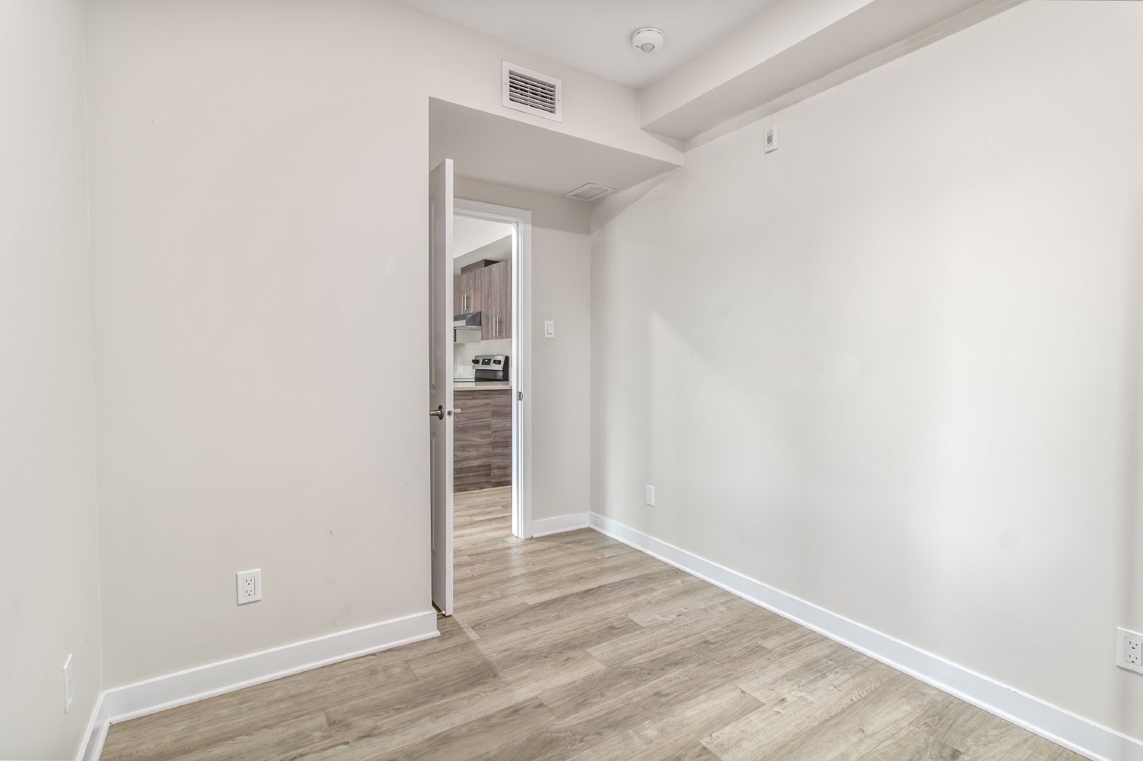 296 Rue Somerset Street East - 2 property image