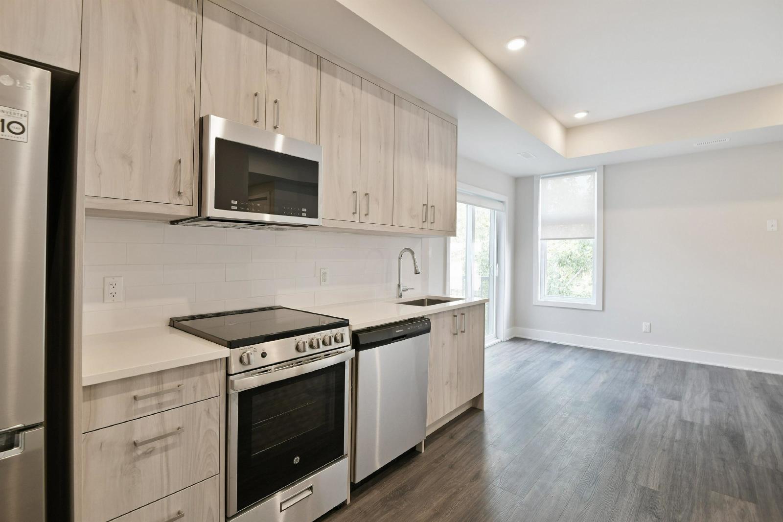 16 Champagne Avenue South - 305 property image