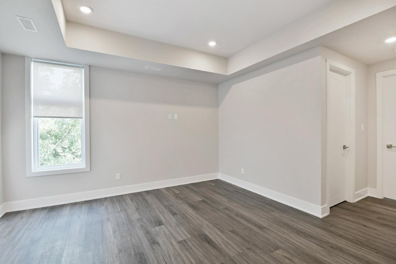 16 Champagne Avenue South - 305 property image