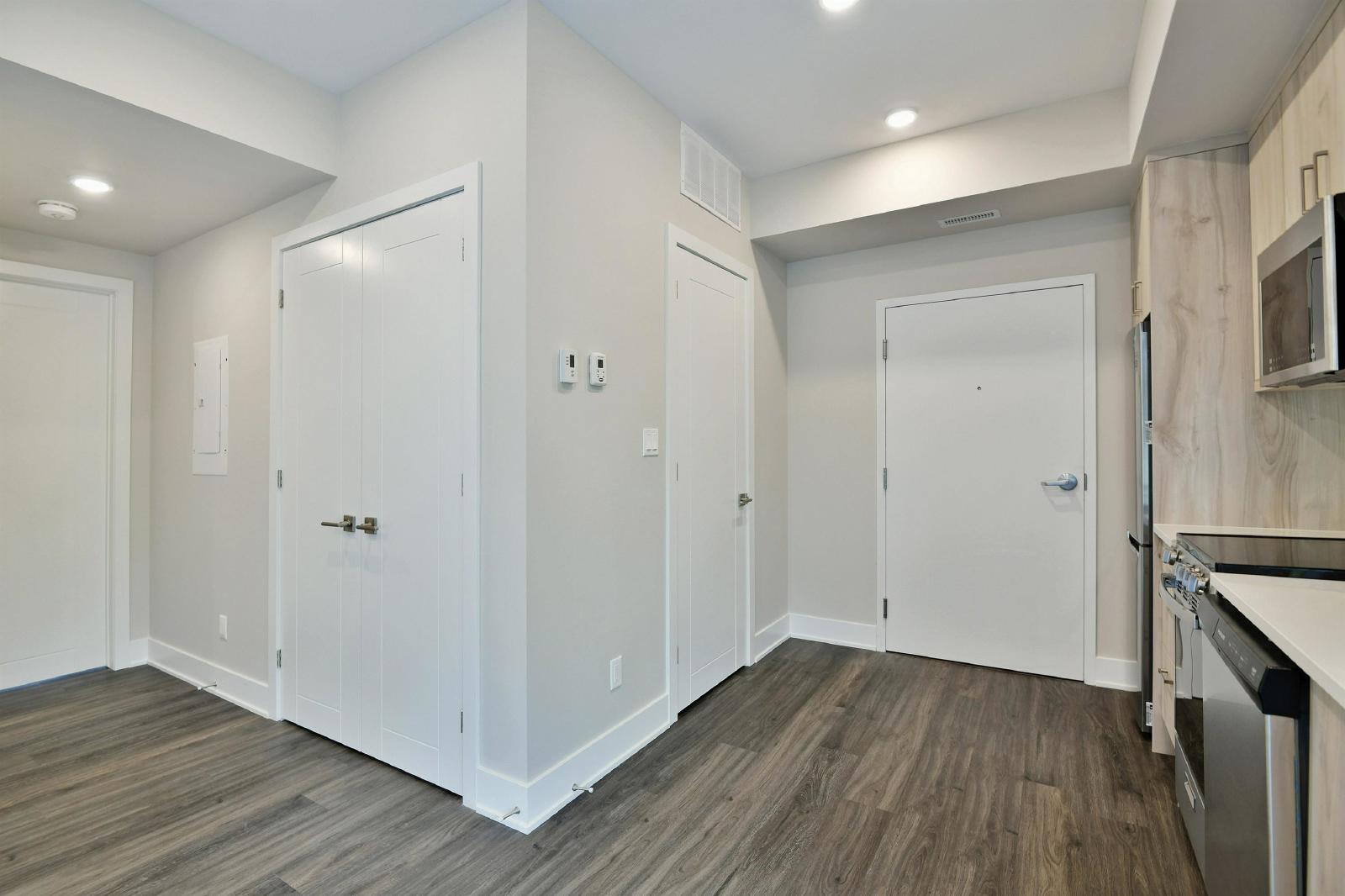 16 Champagne Avenue South - 305 property image