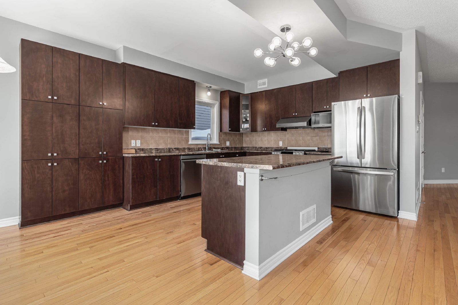 516 Carina Crescent - 1 property image