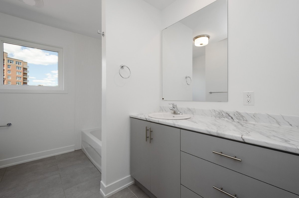 9 Spadina Avenue - 2 property image