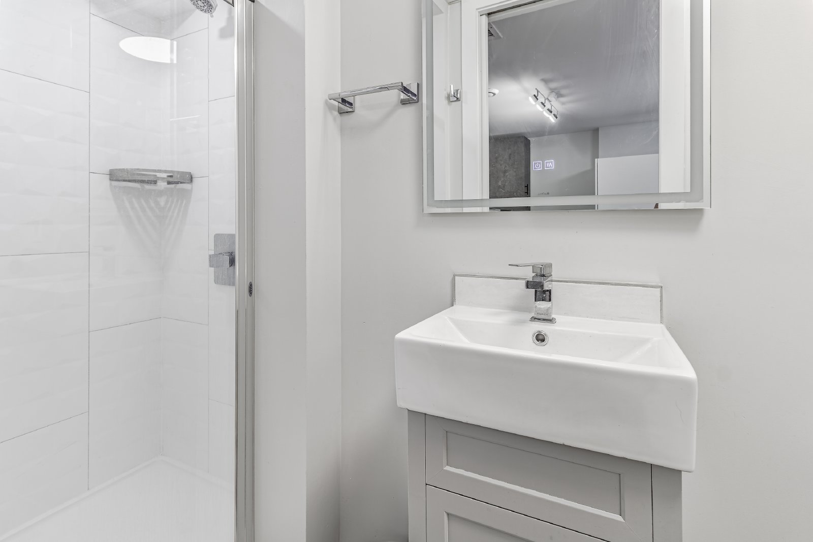 92 Hinton Avenue North - 619 property image