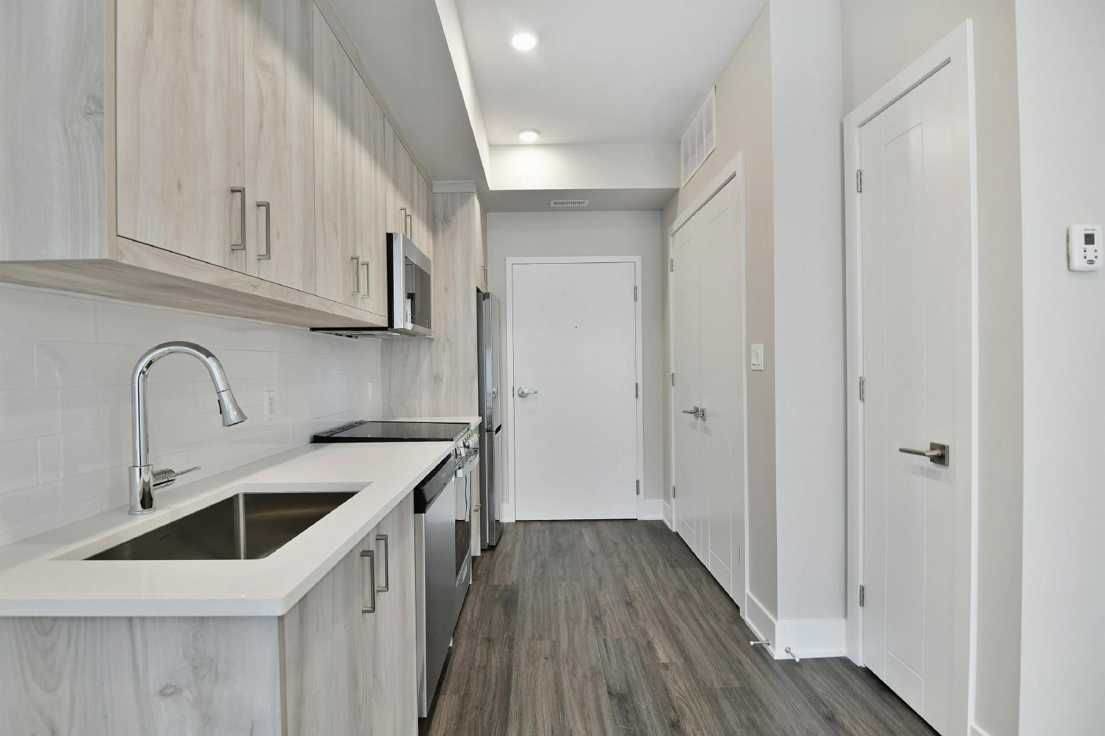 16 Champagne Avenue South - 203 property image