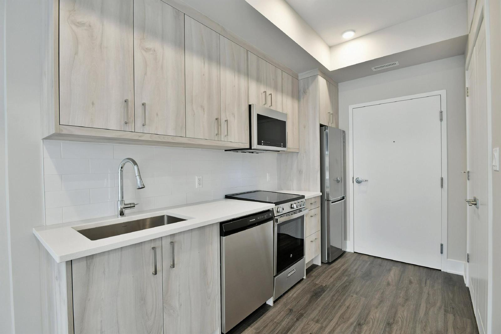 16 Champagne Avenue South - 203 property image