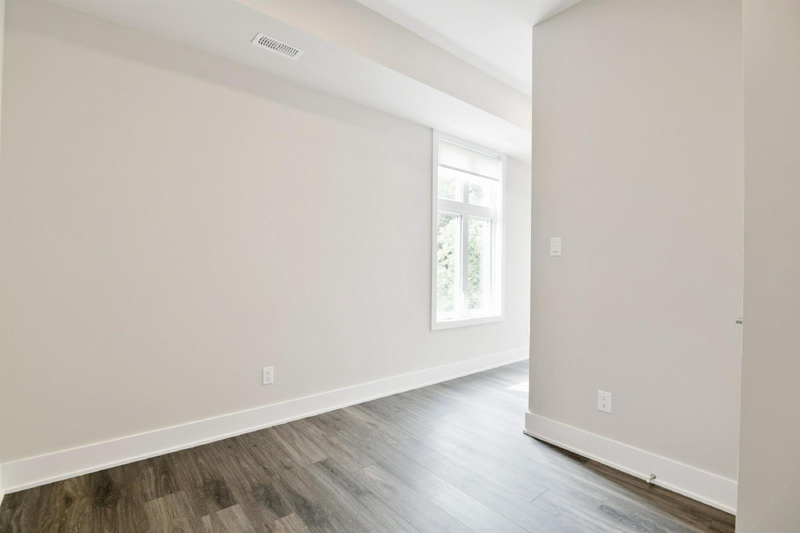 16 Champagne Avenue South - 203 property image